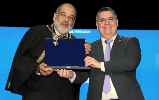 Dr. Victor Rocha entrega Medalha do Mérito Legislativo ao Dr. Rosildo Barcellos