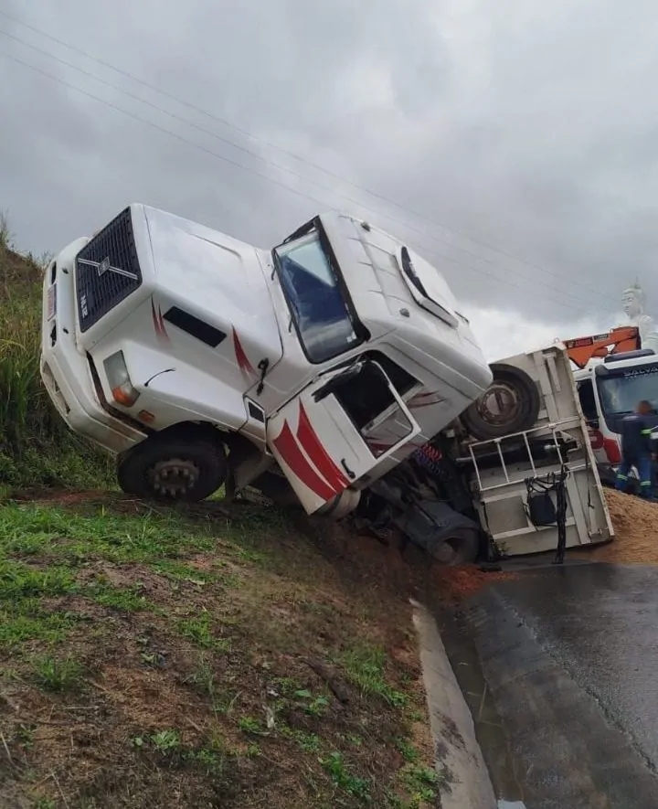 Carreta tomba e interdita parcialmente a BR-101 em Ibiraçu