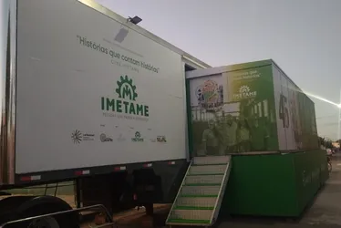 Carreta com sala de cinema em Aracruz