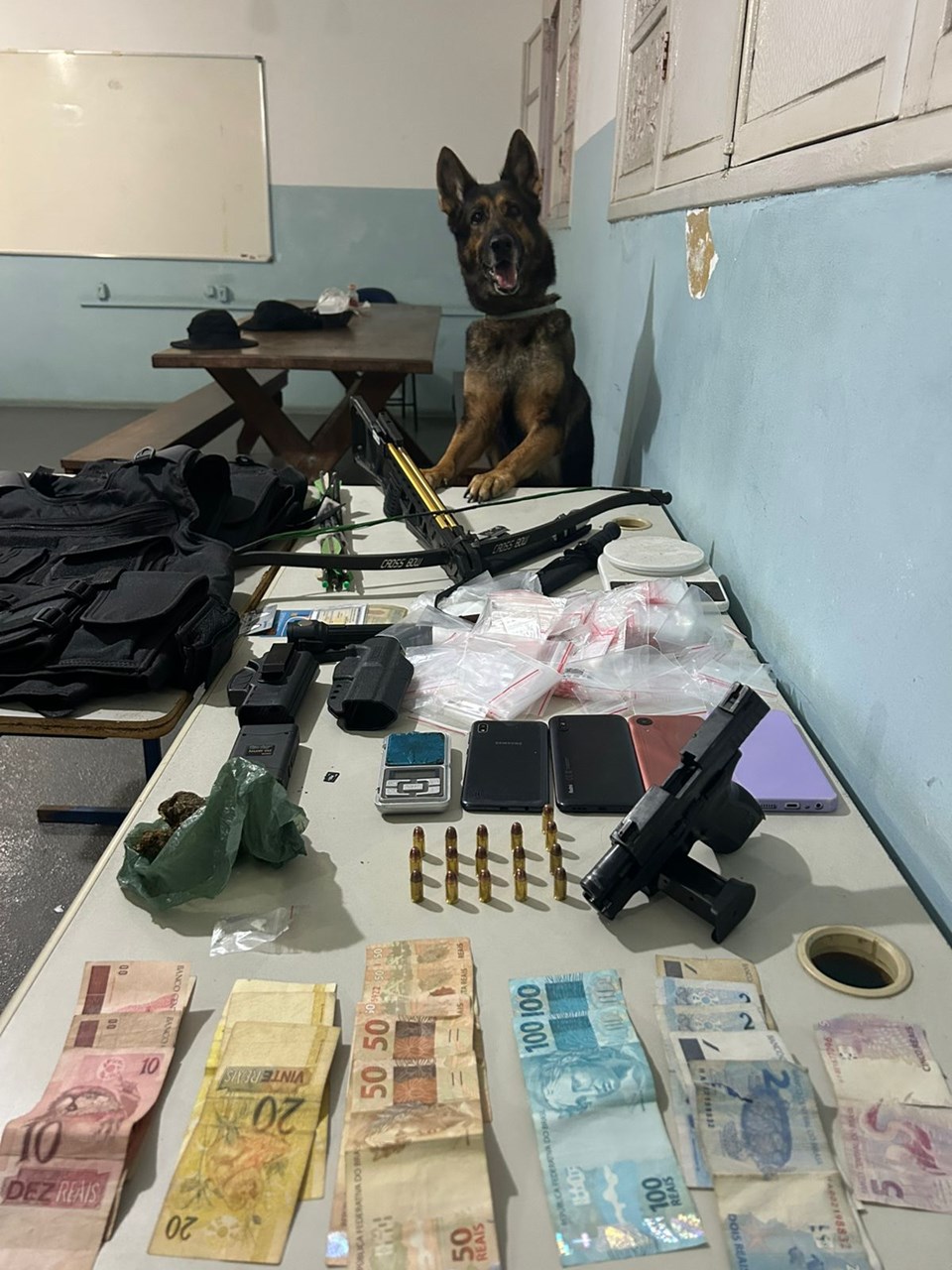 Polícia Militar cumpre mandado de busca e apreensão em Aracruz e apreende armas, drogas e materiais ilícitos