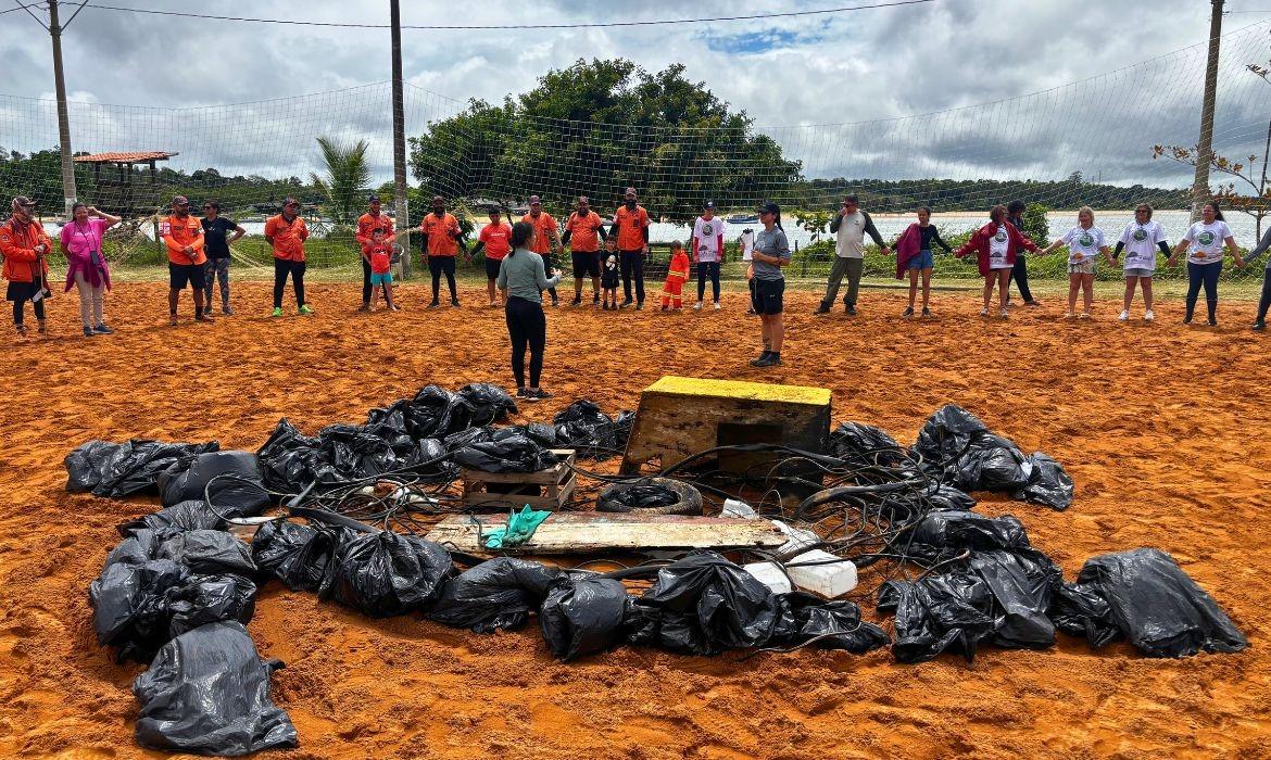 Mais de 1 tonelada de resíduos foram recolhidos durante as ações do Clenup Day na orla de Aracruz