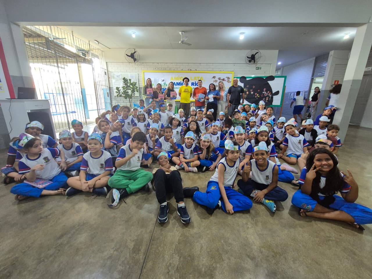 Mais de 700 alunos da rede  municipal de Aracruz recebem a visita  do autor de livros infanto juvenis