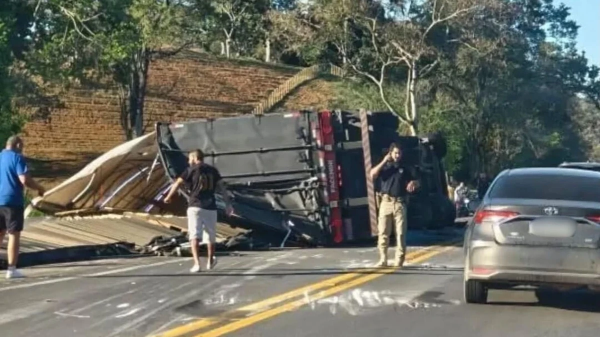 Acidente deixa ferido e complica trânsito na BR 101 em Ibiraçu