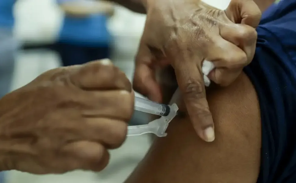 Governo lança campanha para vacinar crianças e jovens até 15 anos