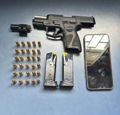 Homem é preso por porte ilegal de arma de fogo e ameaça a agente de segurança em Aracruz