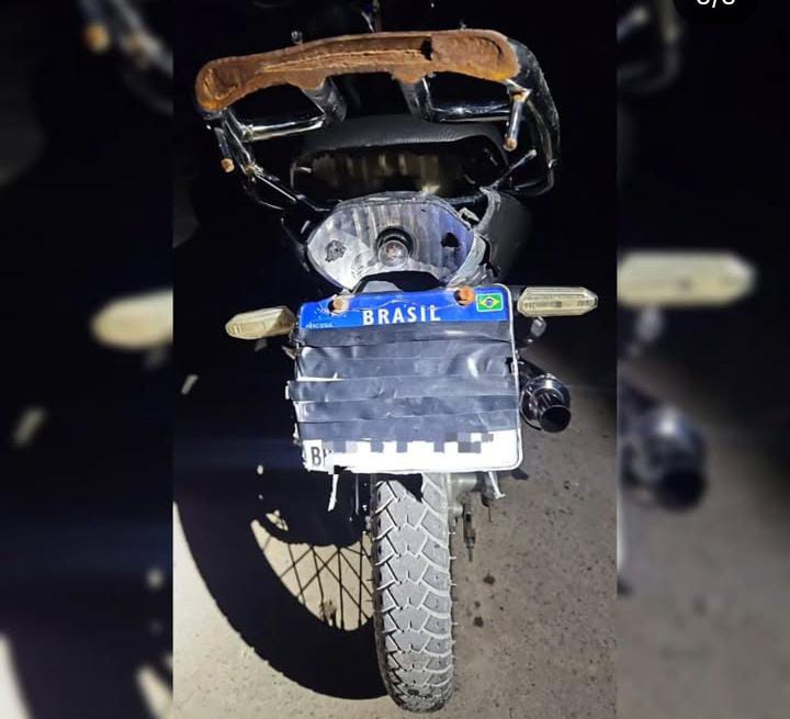 Aracruz | Moto com documentação atrasada é detida após condutor encobrir placa para fugir do videomonitoramento