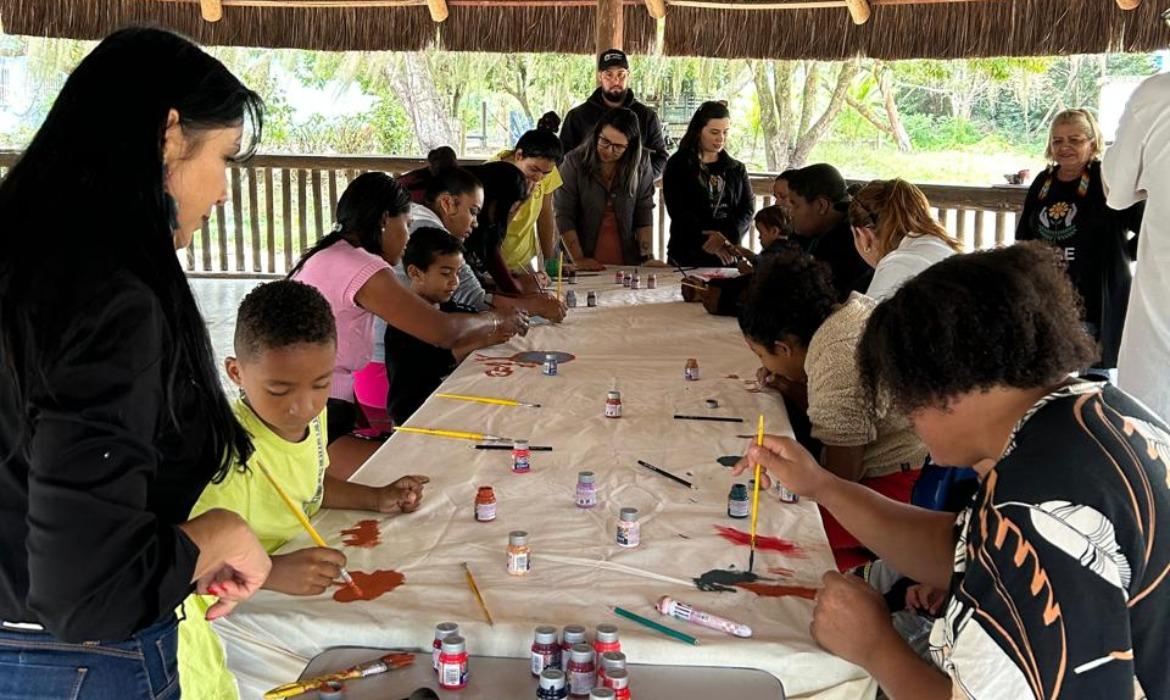 Apae e Saúde levam atendimentos à Aldeia Indígena Comboios e Pau-Brasil em ação pioneira