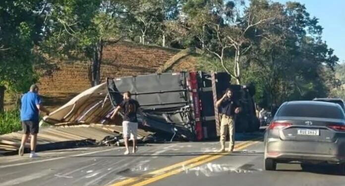 Ibiraçu | Acidente com carreta na BR 101 deixa trânsito lento