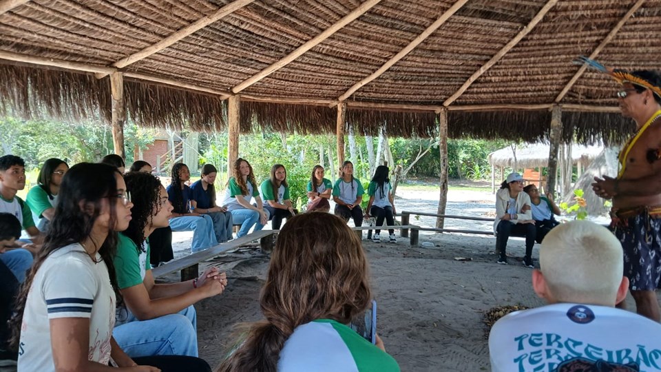 Estudantes da Escola Dr. Silva Mello vivenciam a cultura indígena em visita à Aldeia Tekoa Mirim, em Aracruz