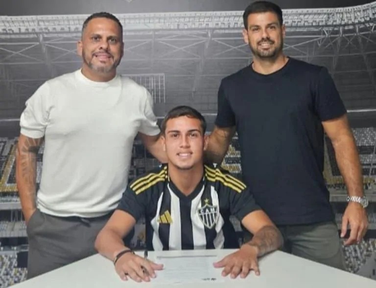 Aos 17 anos, meia-atacante capixaba assina contrato profissional com o Galo