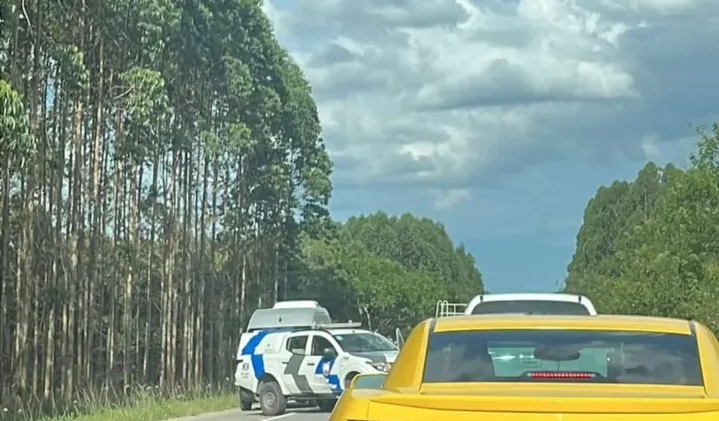 Bloqueio na ES-257 após assalto com sequestro em Jacupemba