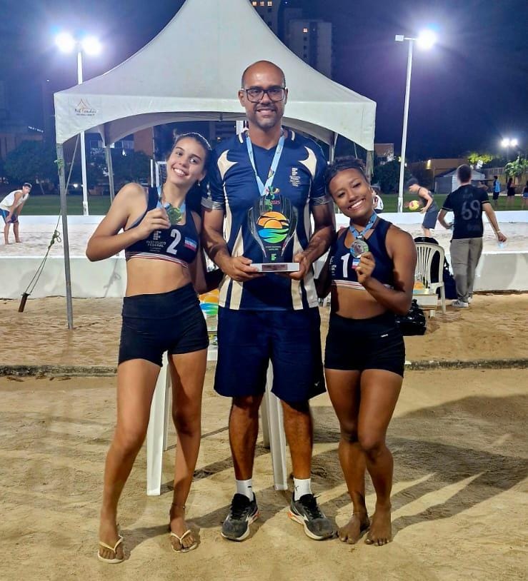 Atletas aracruzenses Bruna e Larissa conquistam o vice nacional de vôlei de praia no JIFs