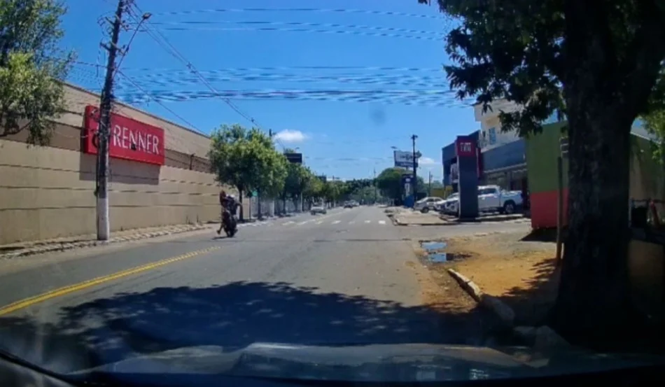 Motociclista cai ao "dar grau" e fica ferido em Aracruz