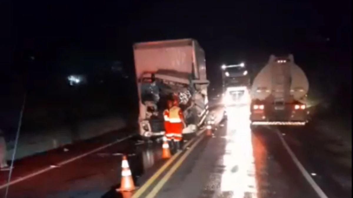 Homem morre em acidente entre carreta e caminhão-baú na BR 101, em João Neiva