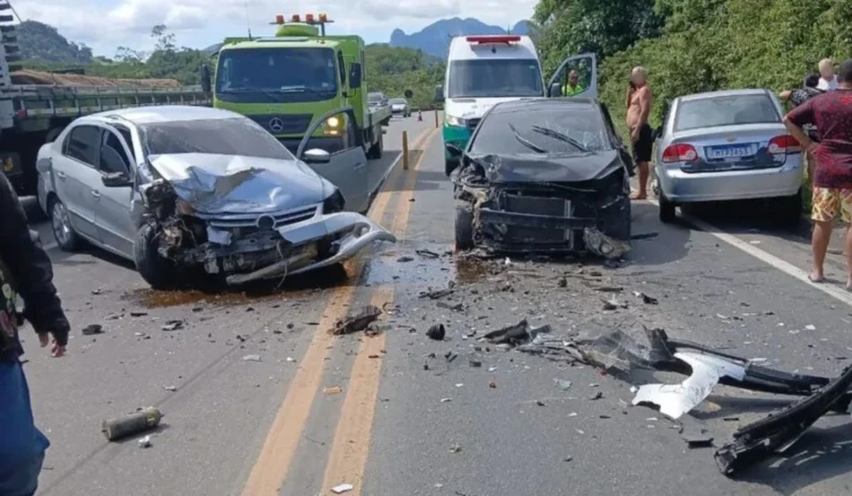 Acidente com três carros deixa seis pessoas feridas na BR 101, em Ibiraçu