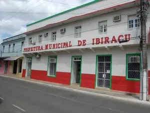 Prefeitura de Ibiraçu abre 57 vagas de até R$ 4,7 mil