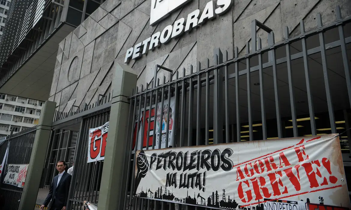 Petroleiros aprovam greve nacional a partir de 0h de segunda-feira