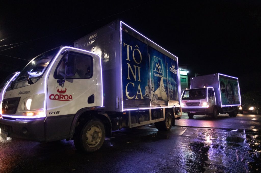 Caravana Iluminada de Natal Grupo Coroa leva magia, alegria e solidariedade a Aracruz