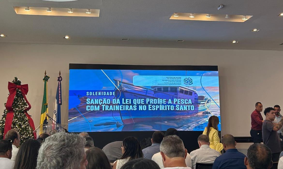 Nova lei proíbe pesca com traineiras no litoral capixaba