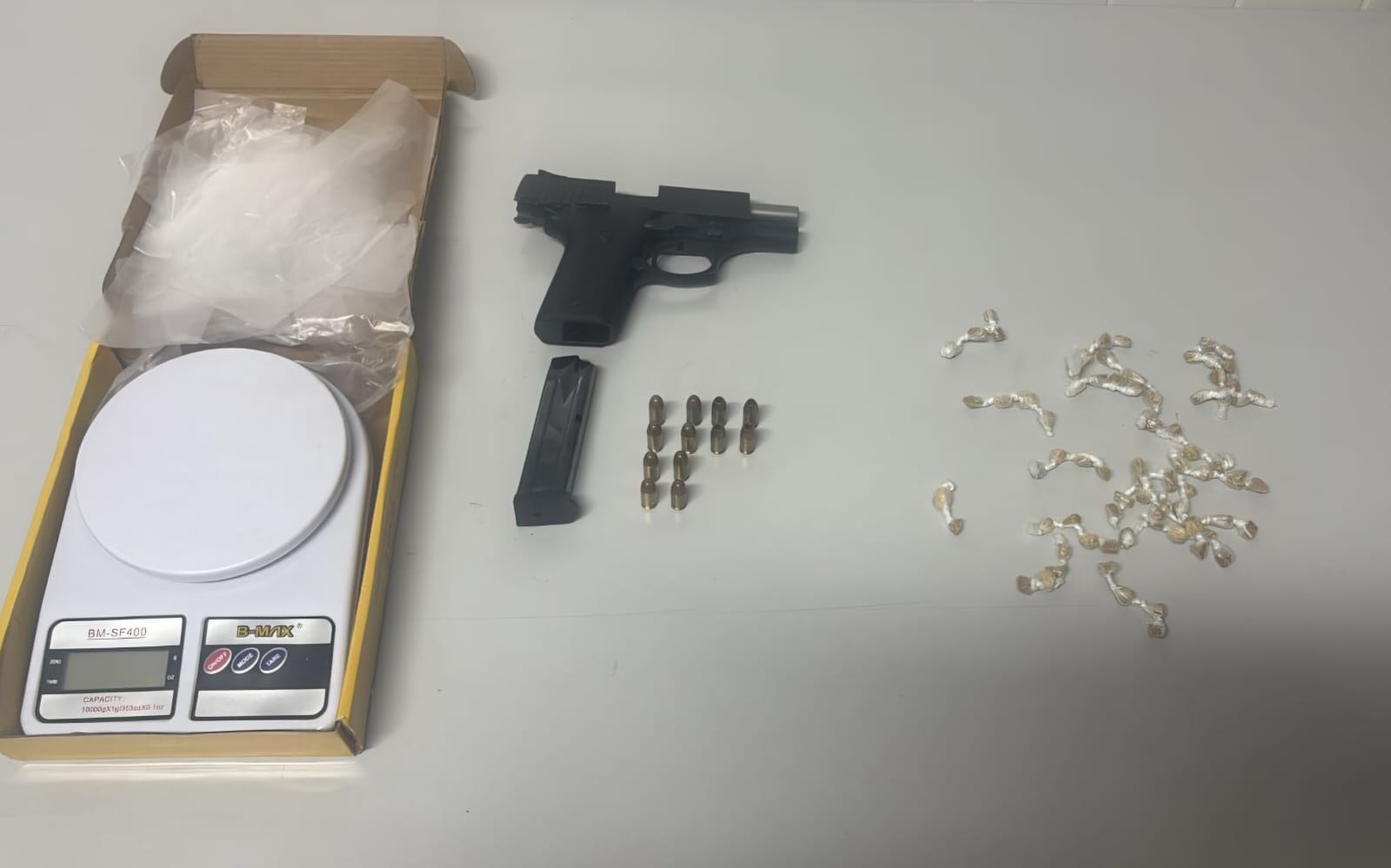 Ação policial em Fundão resulta na apreensão de arma, drogas e munições após suspeito arremessar pistola em residência