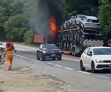 Caminhão-cegonha transportando carros elétricos pega fogo em Fundão