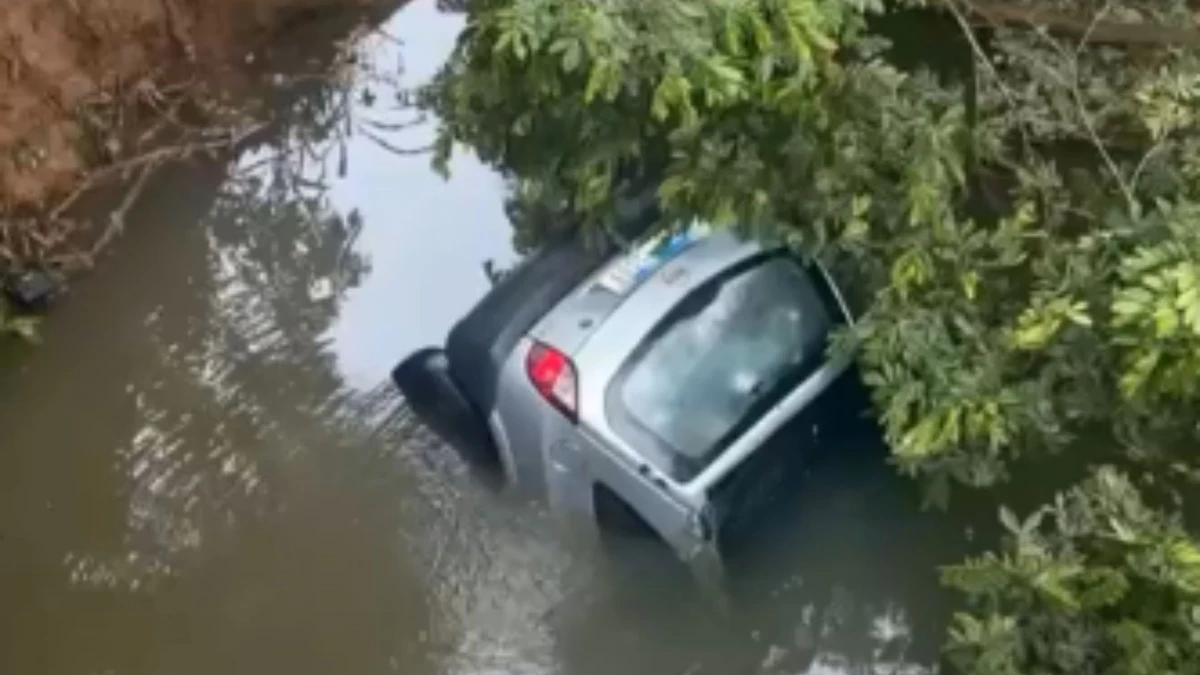 Mulher fica ferida após carro cair de ponte e parar em rio em Aracruz