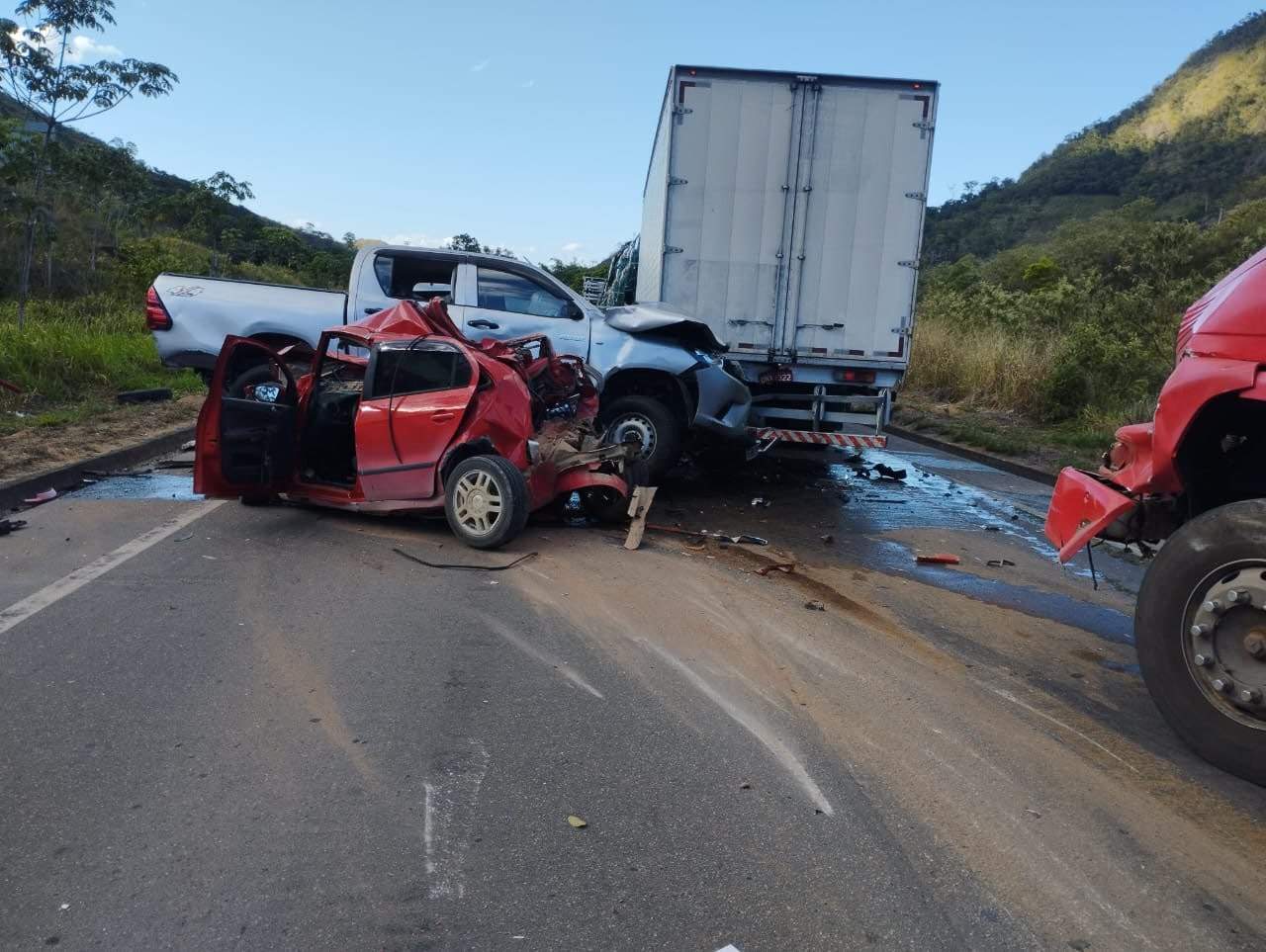 Acidente com três carros interdita a BR 259 em João Neiva