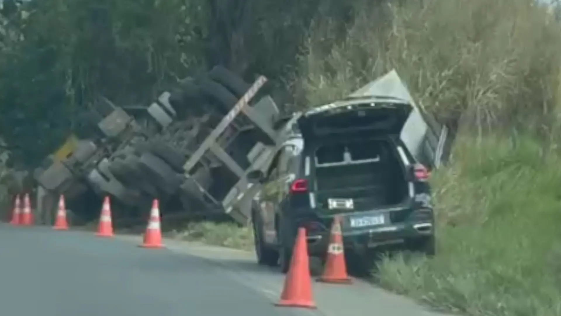 Caminhão tomba e deixa motorista ferido em João Neiva