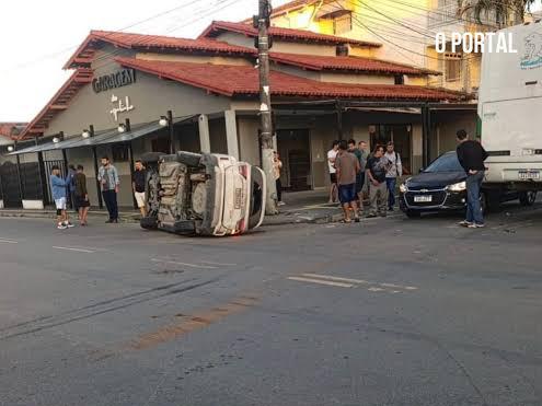 Carro da Prefeitura de Aracruz capota após acidente com ônibus