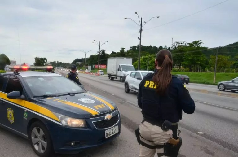 PRF recupera motocicleta furtada há quase oito anos durante fiscalização em Ibiraçu
