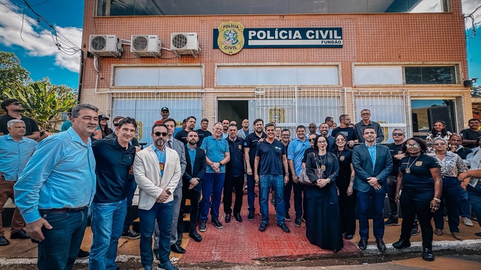 Governador entrega obras, inaugura delegacia e autoriza novos investimentos em Fundão