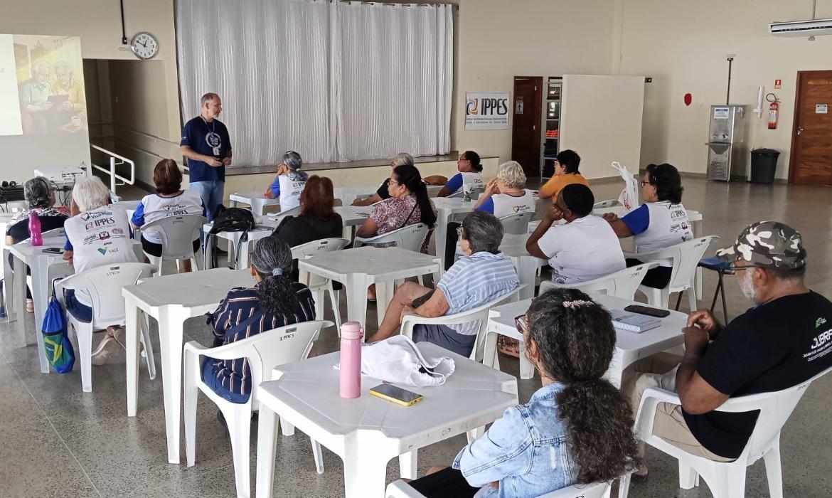 Idosos do CCI participam de curso de tecnologia em Aracruz