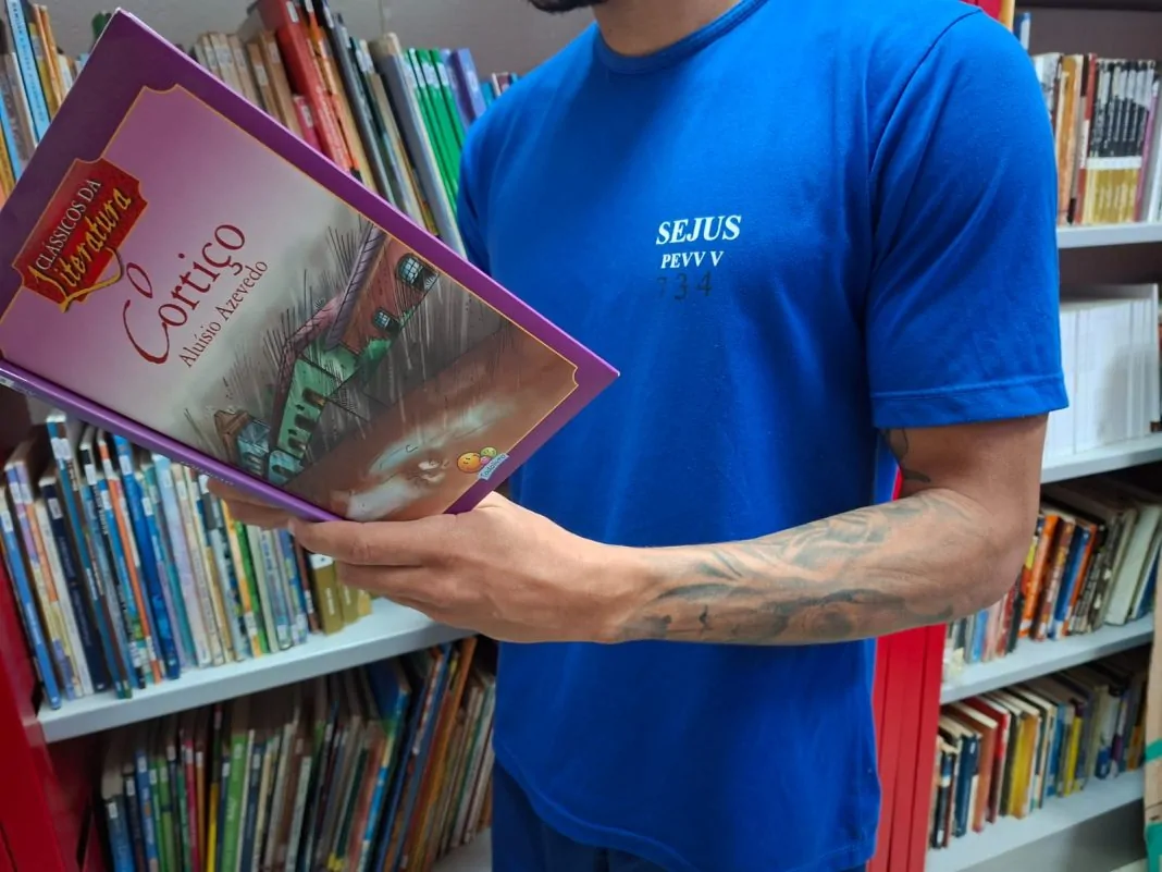 Projeto de leitura ajuda 700 presos do ES a reduzir pena
