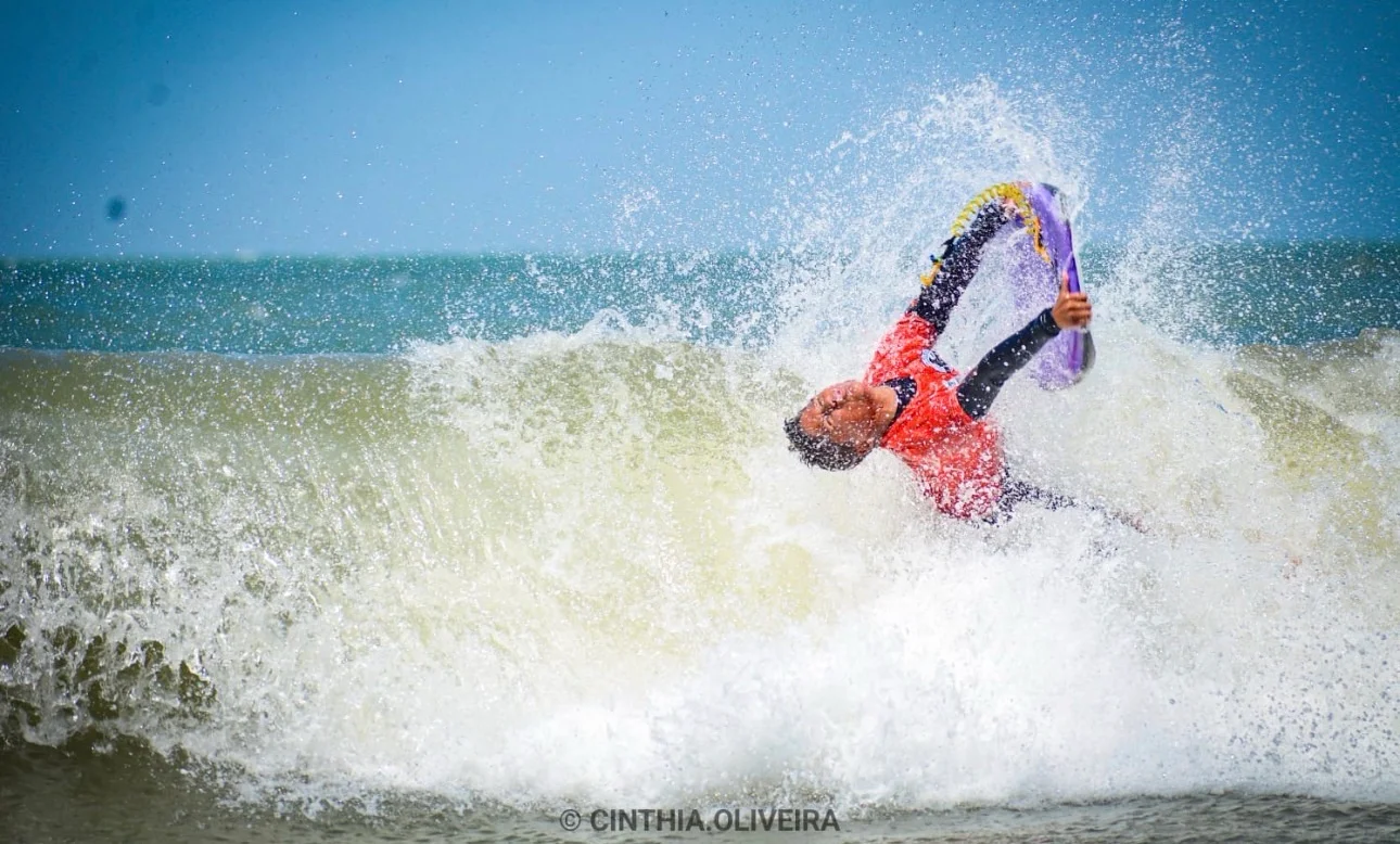 De aldeia indígena de Aracruz, menino de 12 anos vence etapa do Brasileiro de Bodyboarding