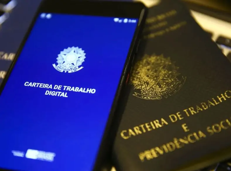 Emprego com carteira assinada aumenta em agosto