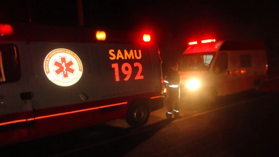 Mulher fica gravemente ferida após ser atropelada por carro que capotou em Aracruz