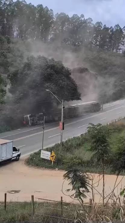 Carreta tomba na saída de Aracruz e ocupante fica ferido