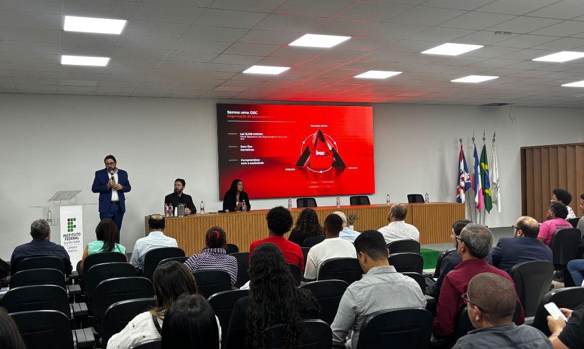 Audiência Pública discute limpeza urbana e manejo de resíduos sólidos em Aracruz