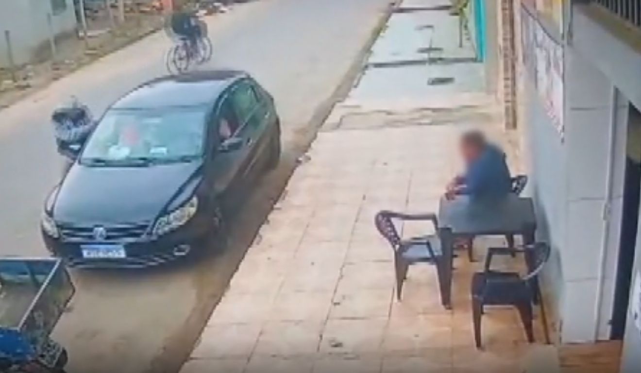 Motorista é assassinado na frente da mãe e do irmão em Aracruz